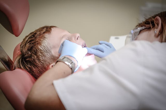 Próchnica u niemowląt objawy – jak leczyć próchnicę zębów u dzieci?