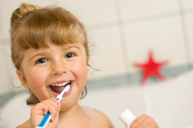 Złamany lub ukruszony ząb mleczny – urazy zębów u dzieci